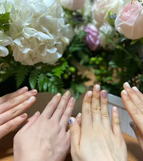 Nails and flowers — reference photograph